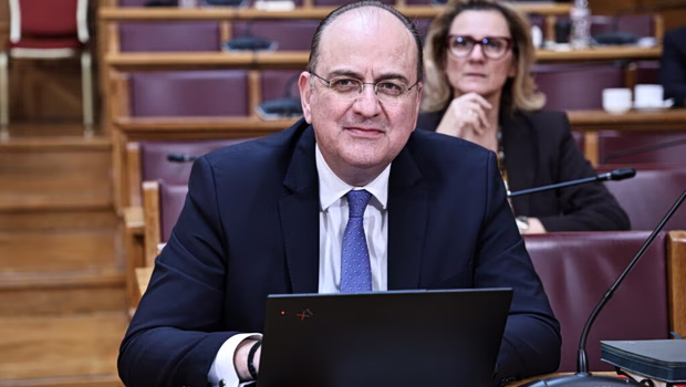 Επί Μητσοτάκη αν είσαι Λαζαρίδης χωρίς πτυχίο μπορείς να διοικήσεις, αν είσαι καθαρίστρια χωρίς απολυτήριο δημοτικού δεν μπορείς να σφουγγαρίσεις
