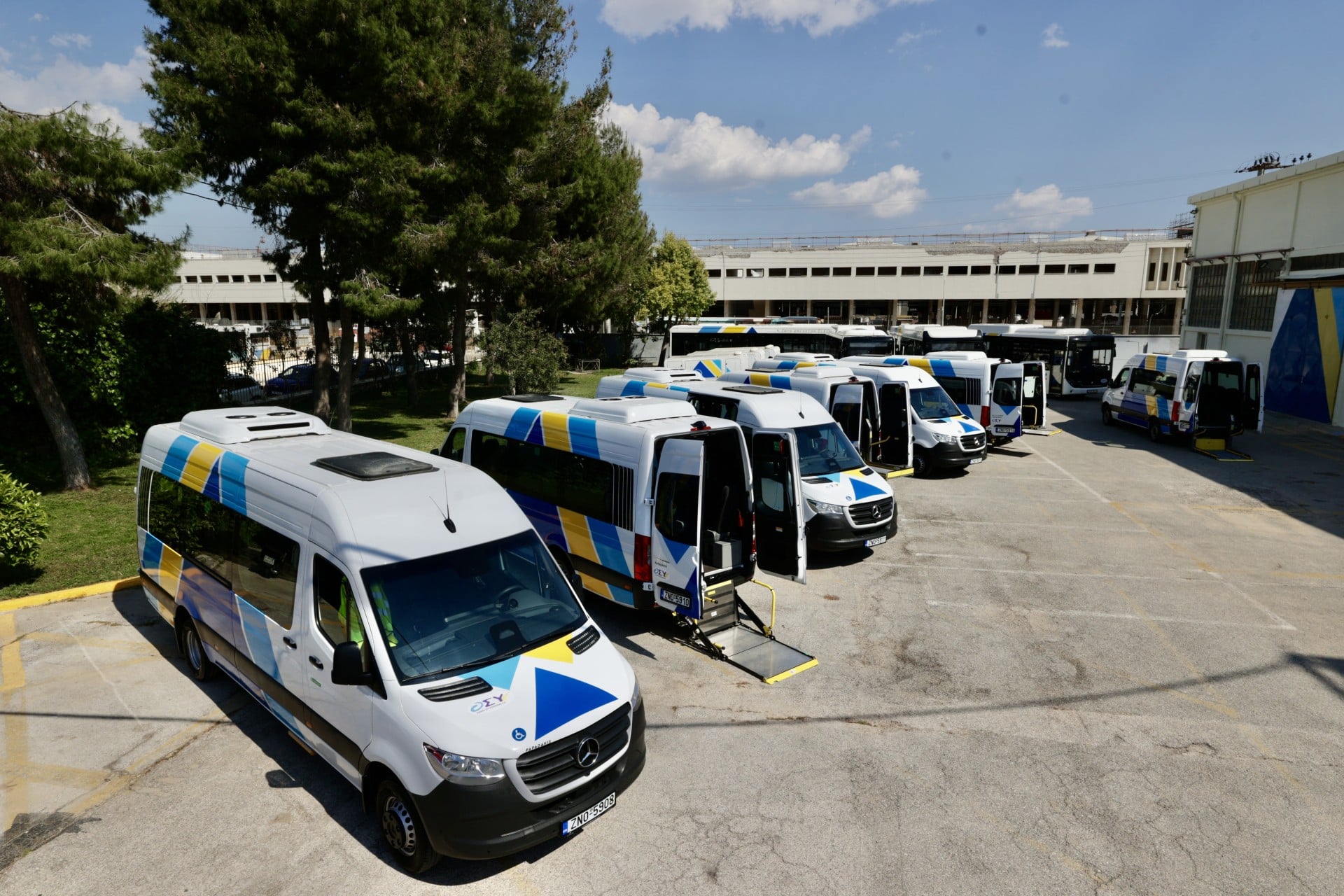 Επτά νέα υπερσύγχρονα μίνι λεωφορεία για τη δωρεάν μετακίνηση ΑμεΑ