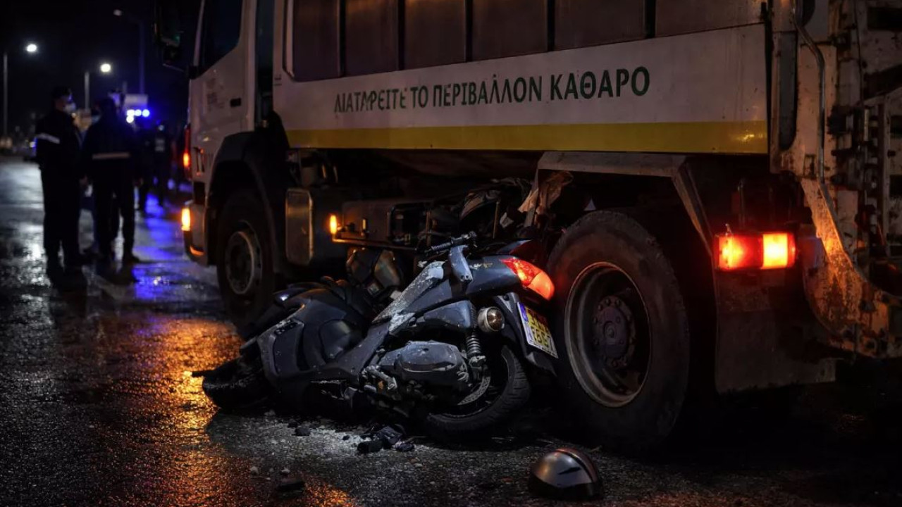 Σοκ στη Μυτιλήνη: Νεκρός οδηγός μηχανής – Καρφώθηκε σε απορριμματοφόρο