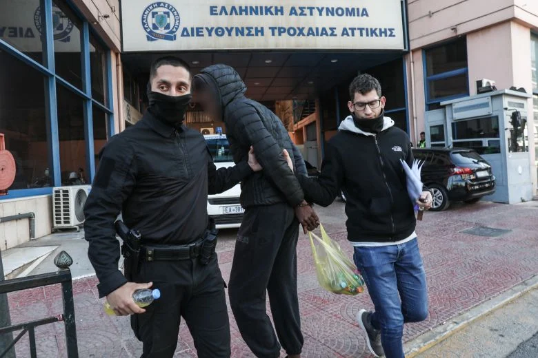 Προφυλακίστηκε ο 16χρονος οδηγός της μηχανής – News.gr