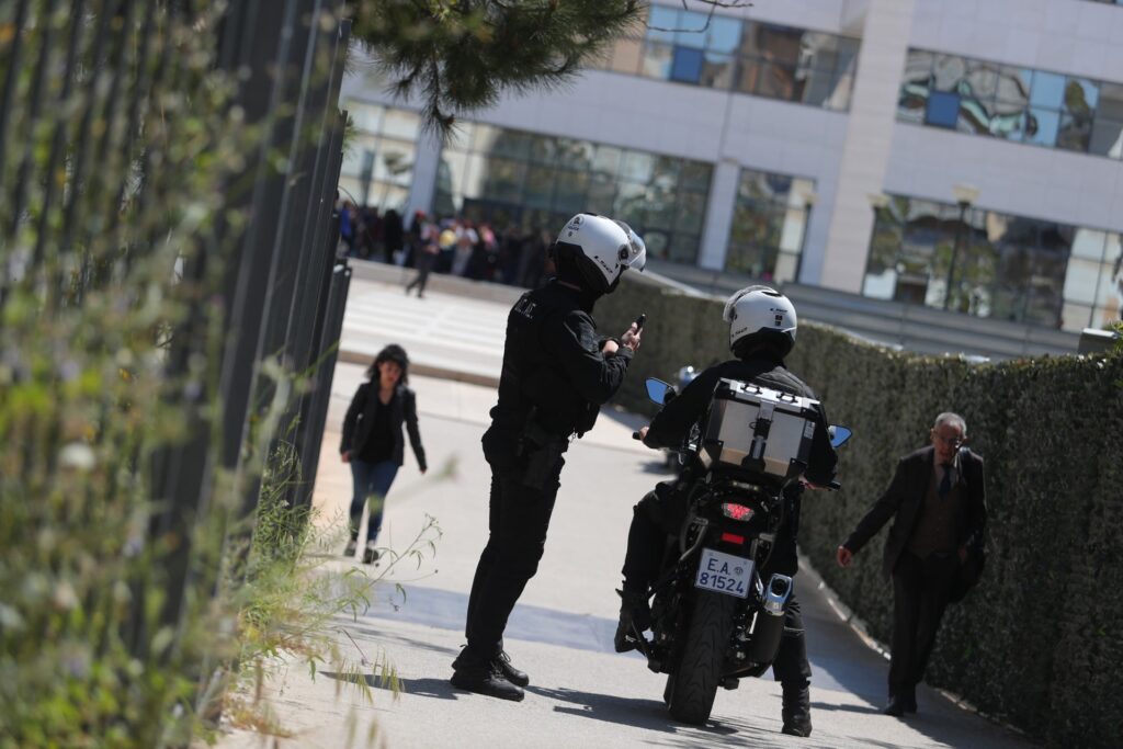 Πυροβολισμοί σε ΕΦΚΑ – Λουκάρεως: Για τρία κακουργήματα κατηγορείται ο 89χρονος