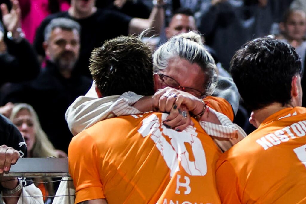 «Μαμά στα κάγκελα»: Η συγκινητική στιγμή του Τιάγκο Νους με τη μητέρα του στον τελικό ΠΑΟΚ