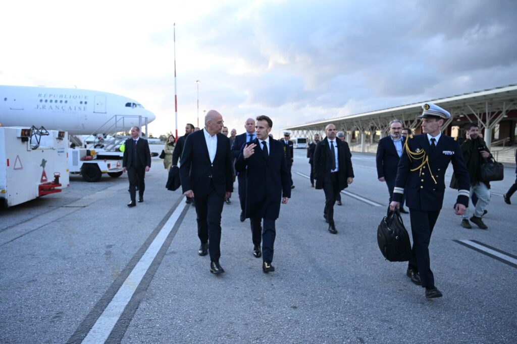 Το «οπλοστάσιο» του Παρισιού, το αποτύπωμα στην Ελλάδα και το διήμερο Μακρόν στην Αθήνα