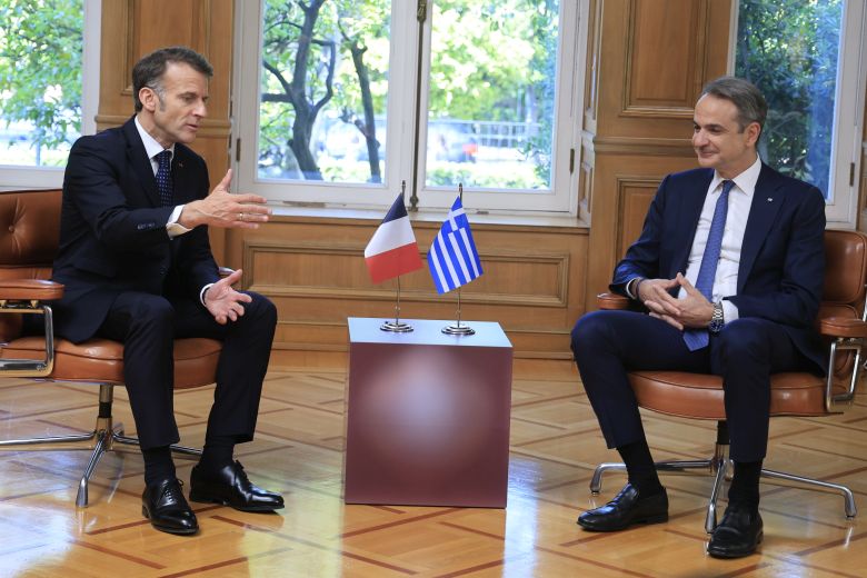 Στο Μέγαρο Μαξίμου ο Εμανουέλ Μακρόν για το τετ α τετ με τον Κυριάκο Μητσοτάκη