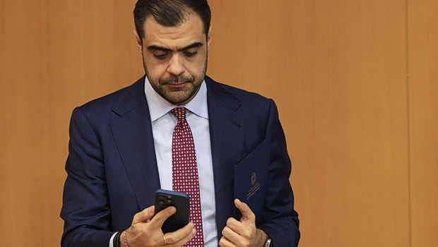 Σε πανικό ο Παύλος Μαρινάκης επιτίθεται στον Αλέξη Τσίπρα για τις παλινωδίες του Μητσοτάκη