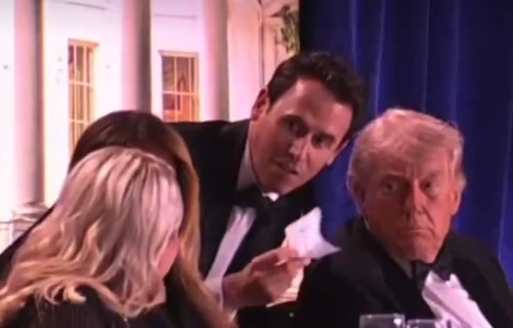 Ποιος είναι ο διάσημος μένταλιστ που βρισκόταν ανάμεσα σε Τραμπ και Μελάνια την ώρα της επίθεσης