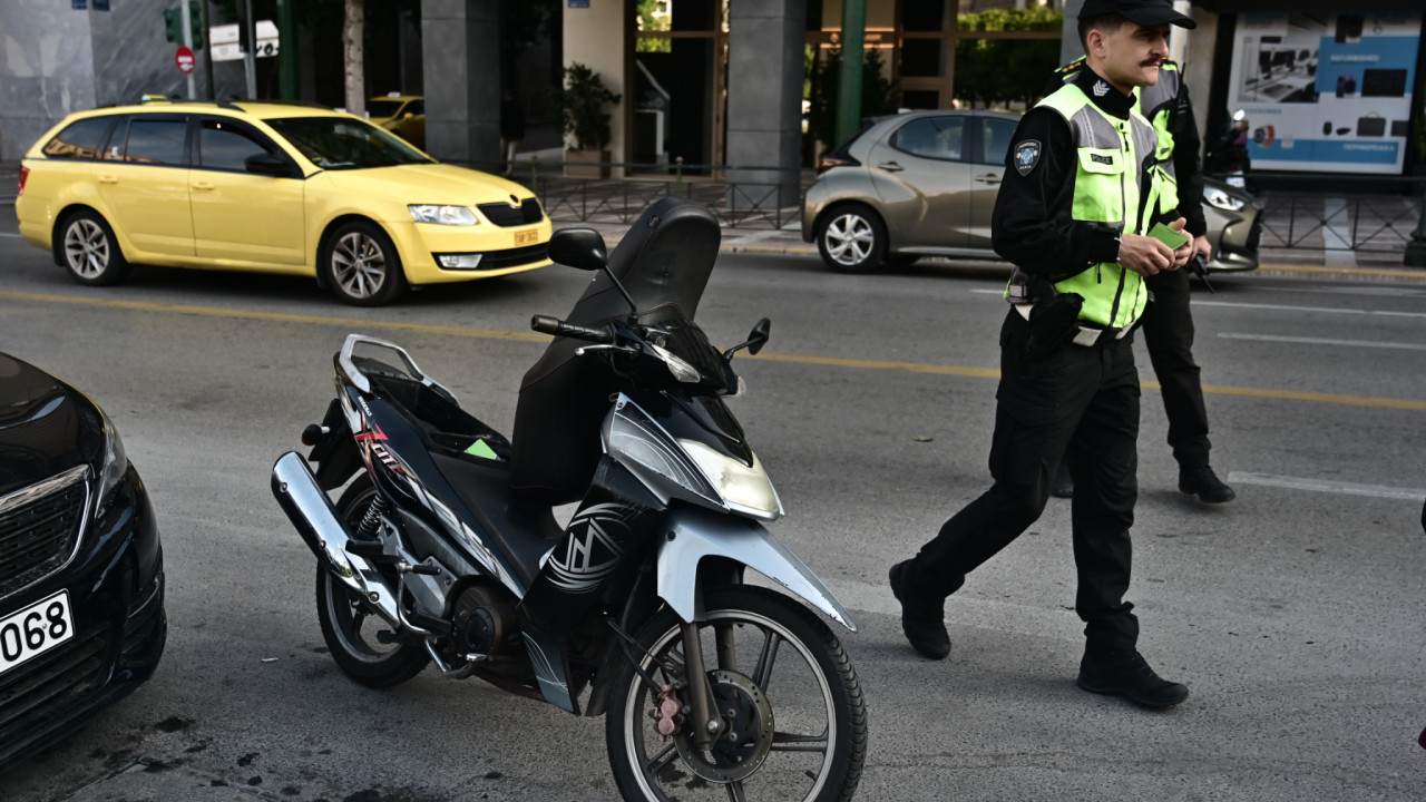 Σε κρίσιμη κατάσταση η 16χρονη που παρέσυρε οδηγός μηχανής στην οδό Λιοσίων