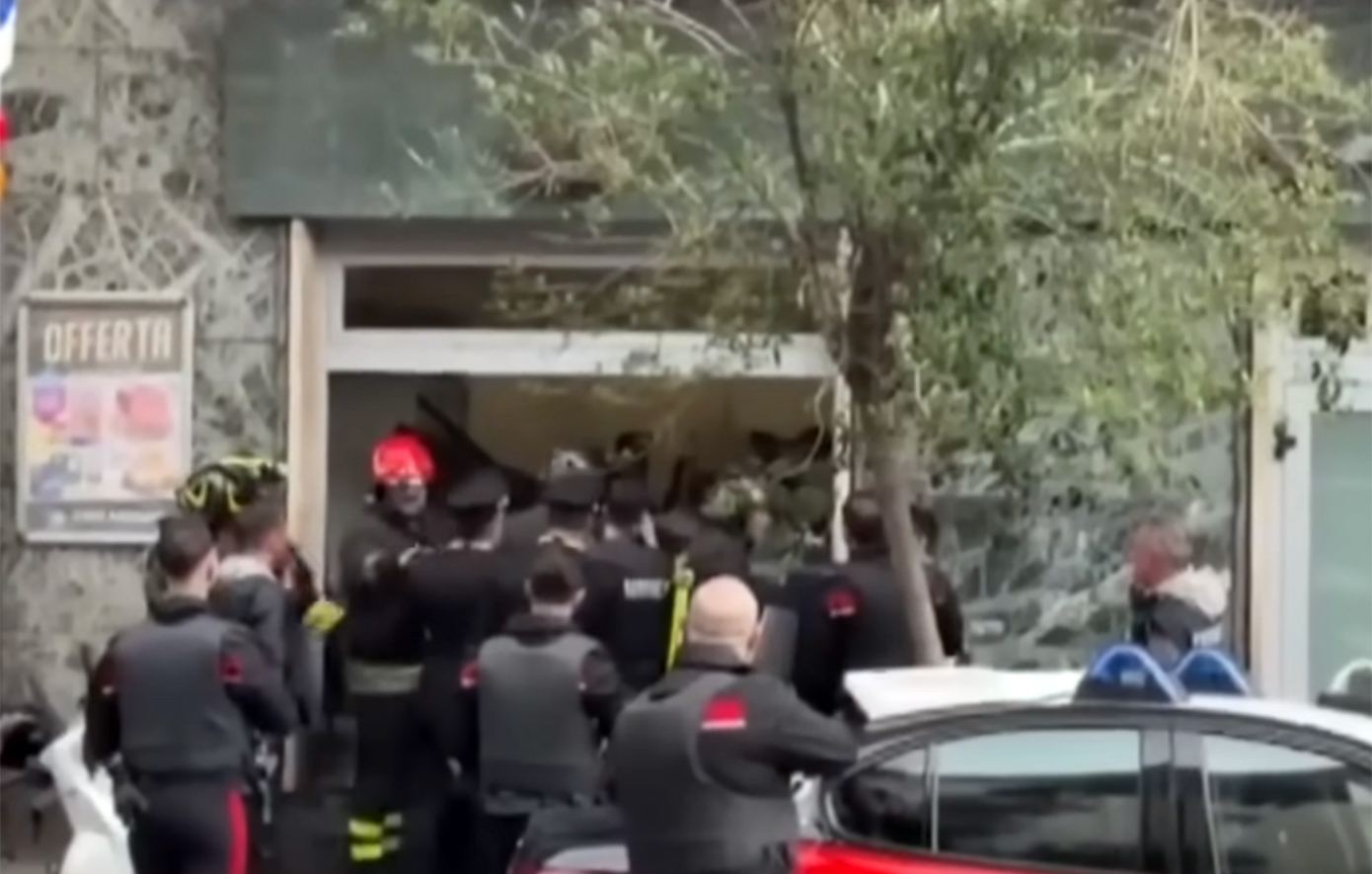 Ριφιφί σε τράπεζα στη Νάπολη – Ένοπλοι κουκουλοφόροι κράτησαν 25 ομήρους και άδειασαν τις θυρίδες με κινηματογραφικό τρόπο