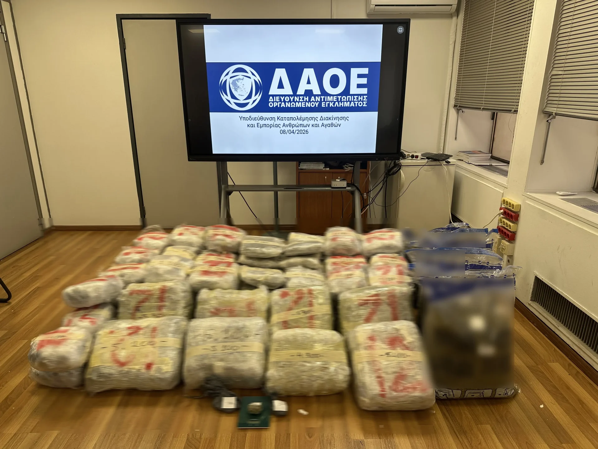Χειροπέδες σε τέσσερις για πάνω από 160 κιλά χασίς