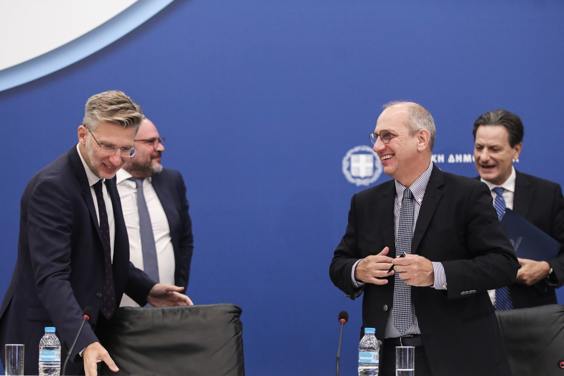 Δεν επαρκή επαφή με τη ζώσα πραγματικότητα, δεν κατανοεί τη σχέση πολίτη-βουλευτή
