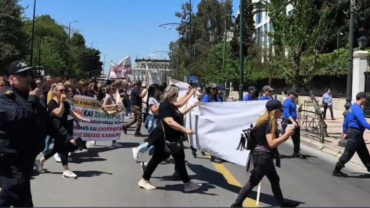 Εκπέμπουν «SOS» οι σχολικές καθαρίστριες: «Ο μισθός δεν φτάνει ούτε για ψωμί»