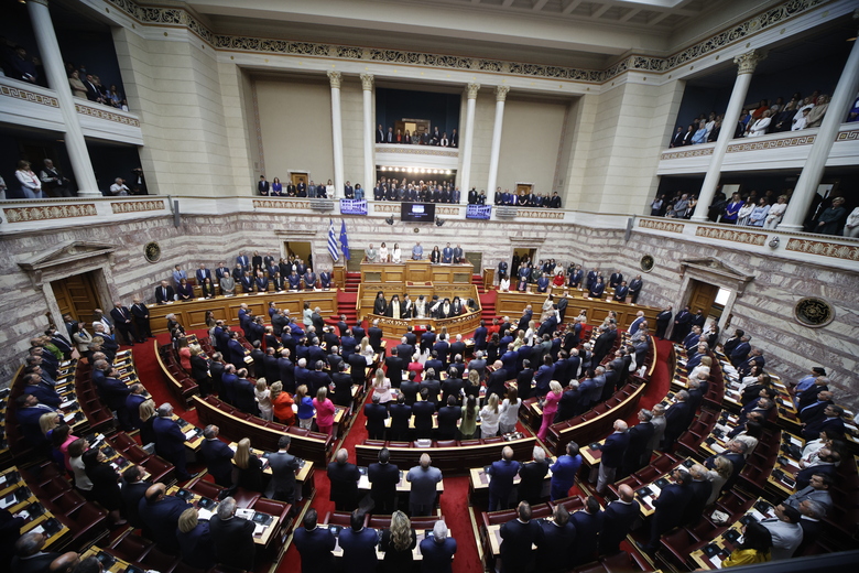 Ίσως θα πρέπει να συζητήσουμε και μείωση του αριθμού των βουλευτών – News.gr