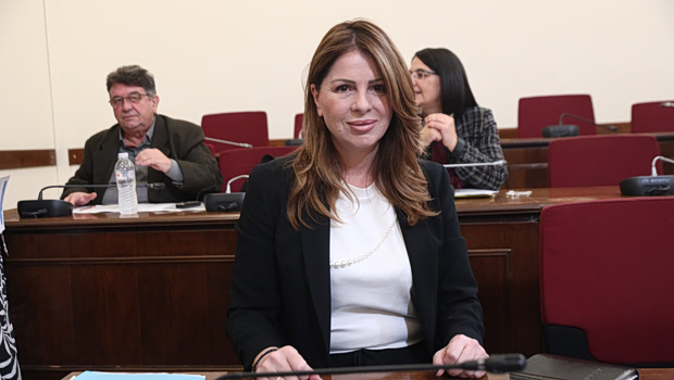 Άρση ασυλίας ζητά η Παπακώστα και δηλώνει πως δεν θα είναι υποψήφια στις εκλογές υπό προϋποθέσεις