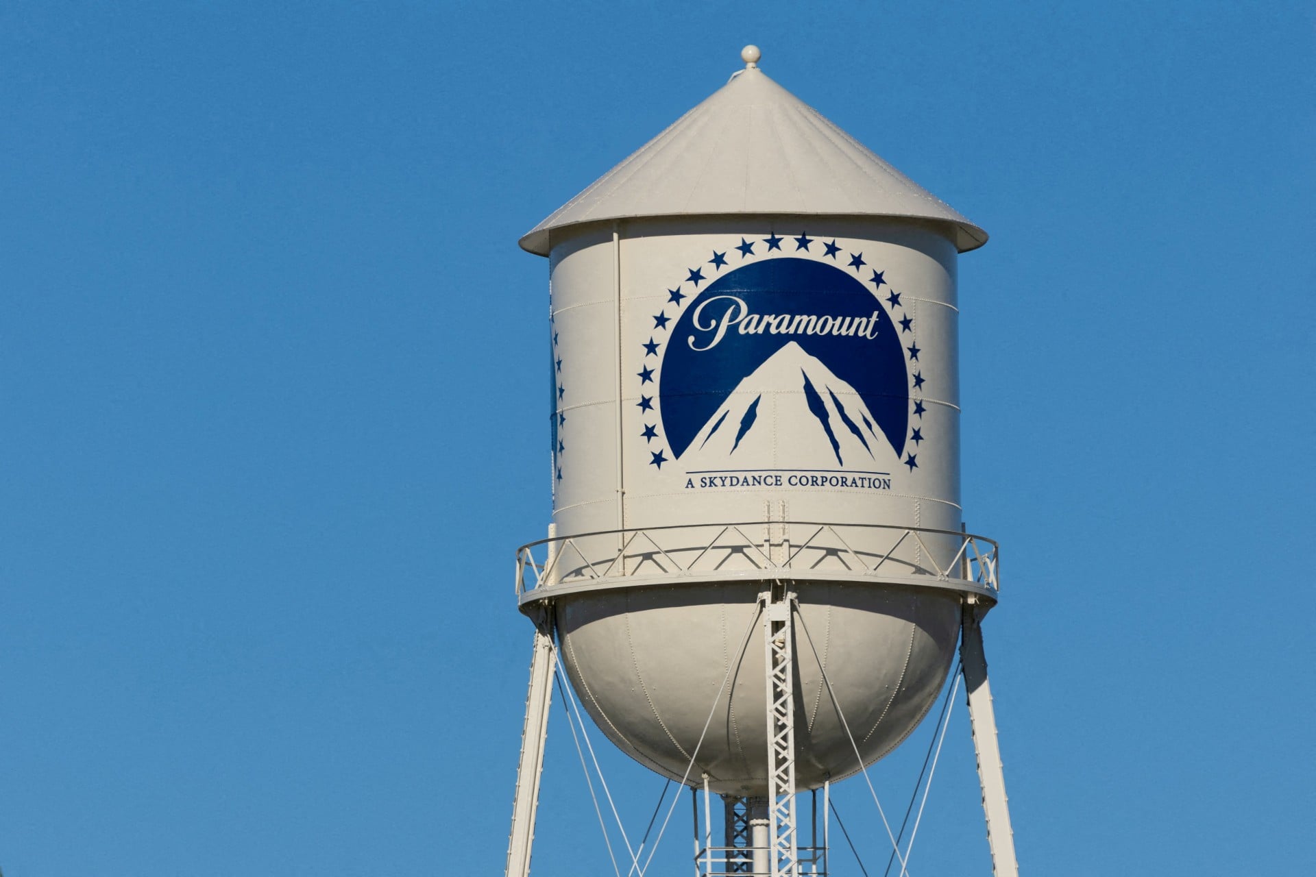 Η Paramount υπέγραψε δεσμεύσεις χρέους που υποστηρίζουν τη συμφωνία με την Warner Bros