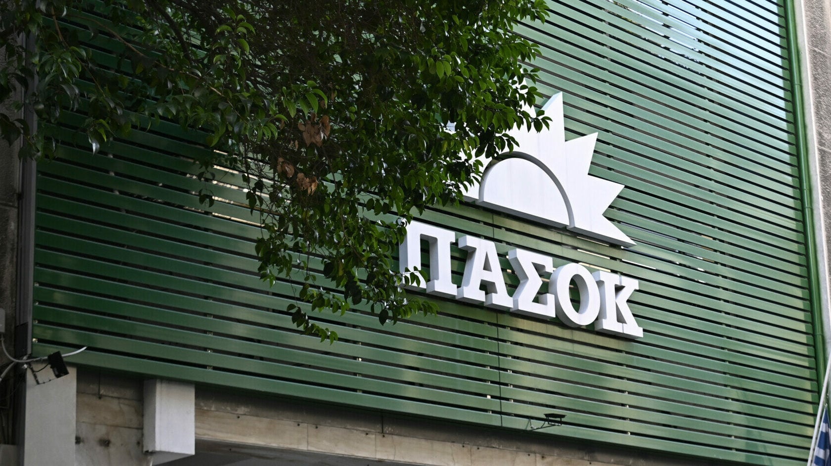 Η παραίτηση του Μ. Λαζαρίδη υπογραμμίζει πόσο αδύναμος είναι ο πρωθυπουργός