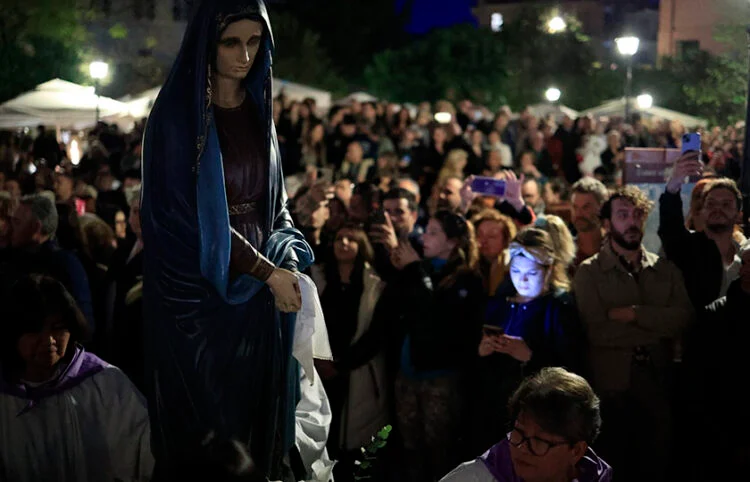 Ο απόλυτος θρήνος της Σταύρωσης από τους αδελφούς Τσαχουρίδη