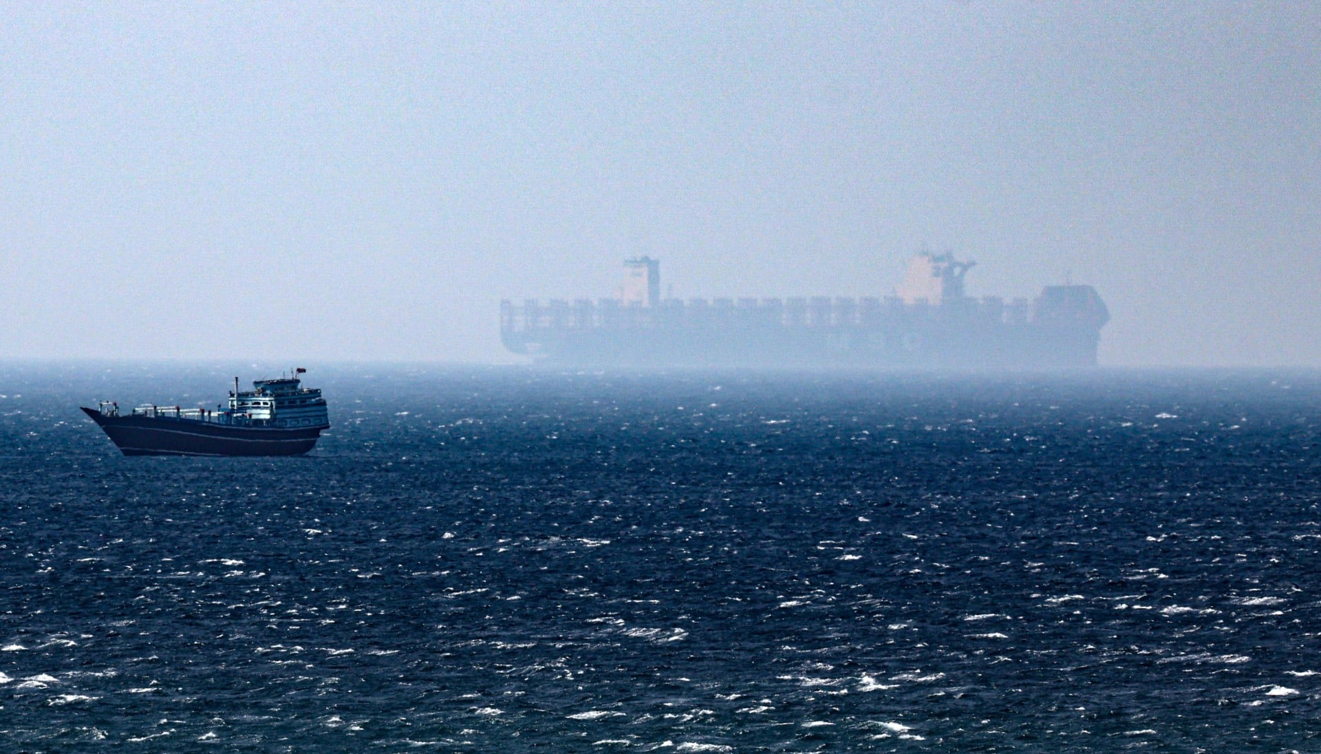 Ελεγχόμενο «κλείσιμο» των στενών του Ορμούζ από το Ιράν ως αντίδραση στη διατήρηση του ναυτικού αποκλεισμού προς τα ιρανικά λιμάνια από τις ΗΠΑ