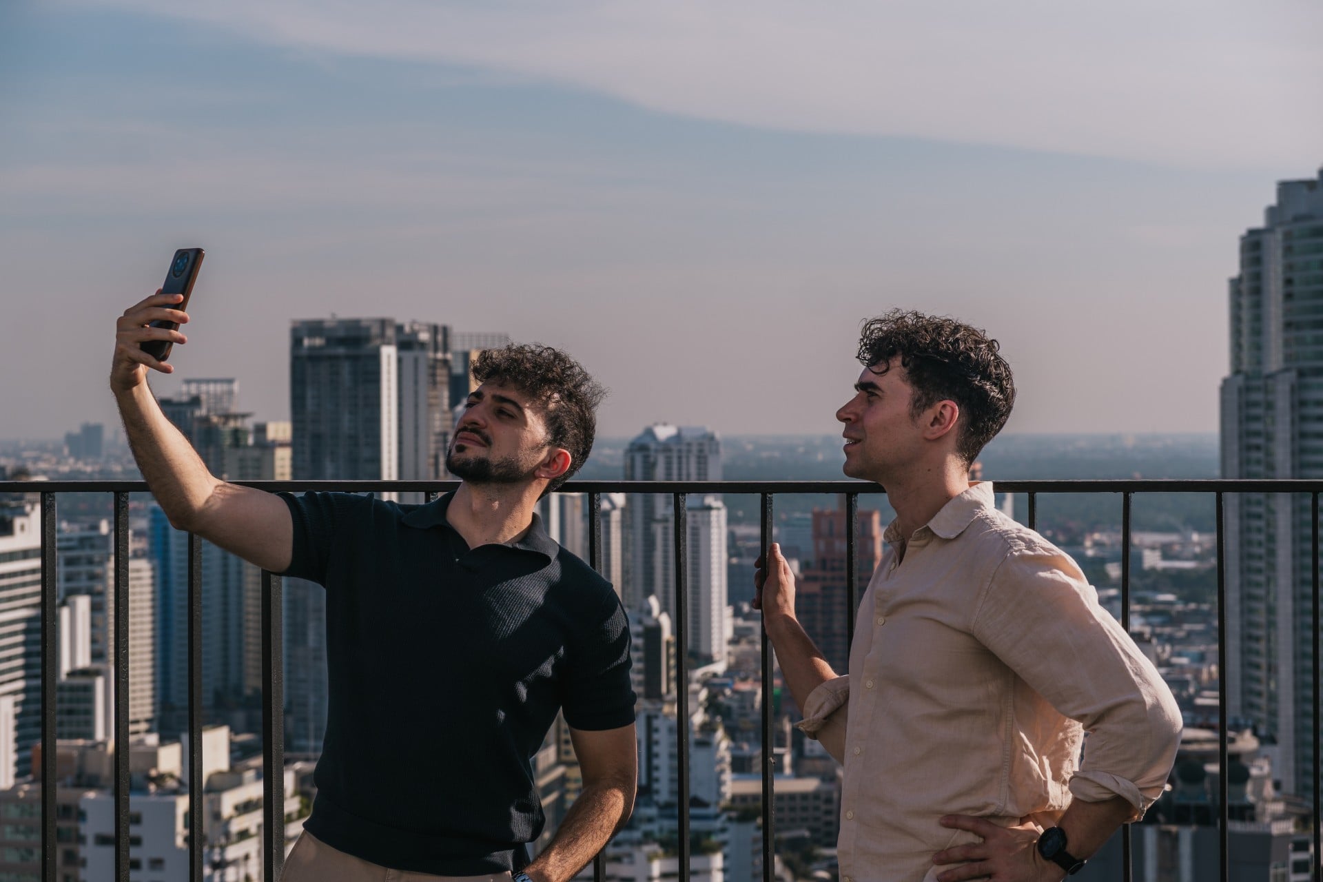 Passport bros: Νεαροί, μόνοι, άνδρες αναζητούν υπάκουες γυναίκες στο εξωτερικό