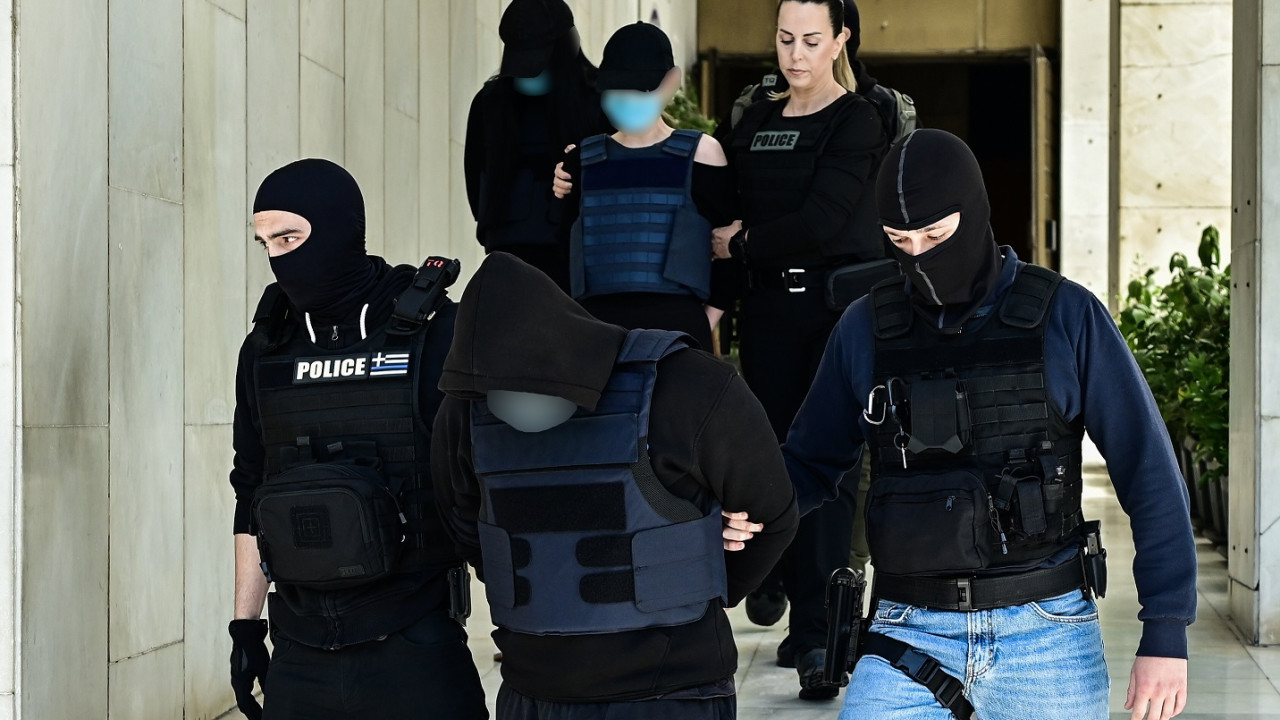 Δολοφονία στον Άγιο Δημήτριο: Δίωξη για υπόθαλψη εγκληματία στον 18χρονο και τις κοπέλες