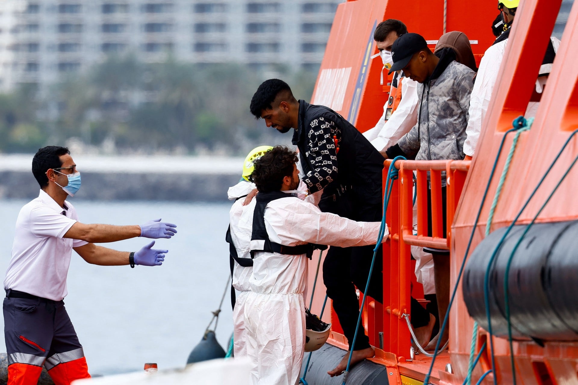 Σε εφαρμογή το εμβληματικό πρόγραμμα νομιμοποίησης εκατοντάδων χιλιάδων μεταναστών