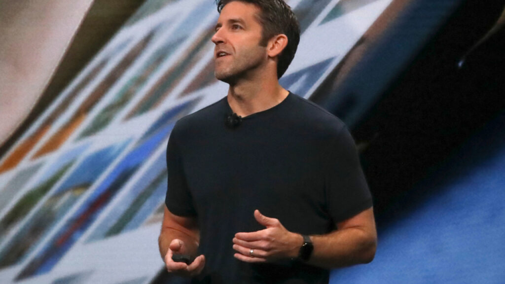 O νέος CEO της Apple, Τζον Τέρνους, βγαίνει στο προσκήνιο