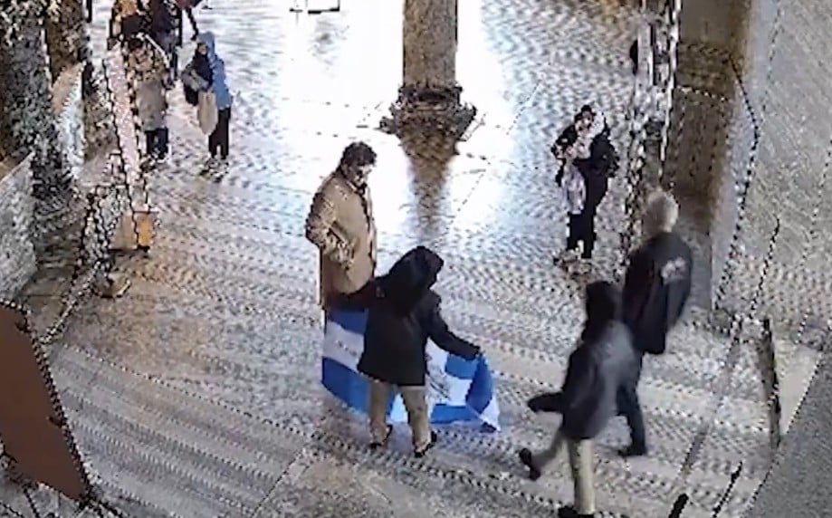 Σύλληψη δύο Ελλήνων που ξεδίπλωσαν την ελληνική σημαία μέσα στην Αγιά Σοφιά (Βίντεο)