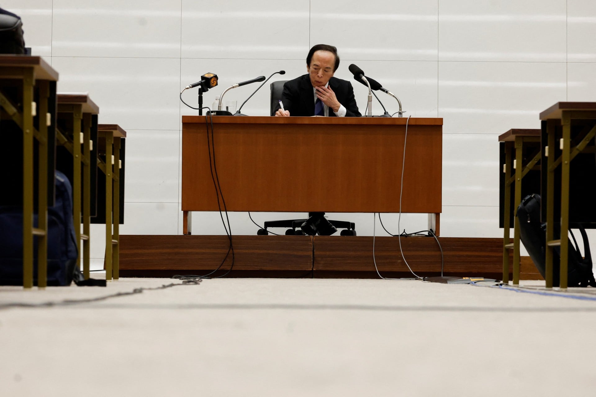 Αμετάβλητα τα επιτόκια, αναθεώρηση των προβλέψεων για τον πληθωρισμό