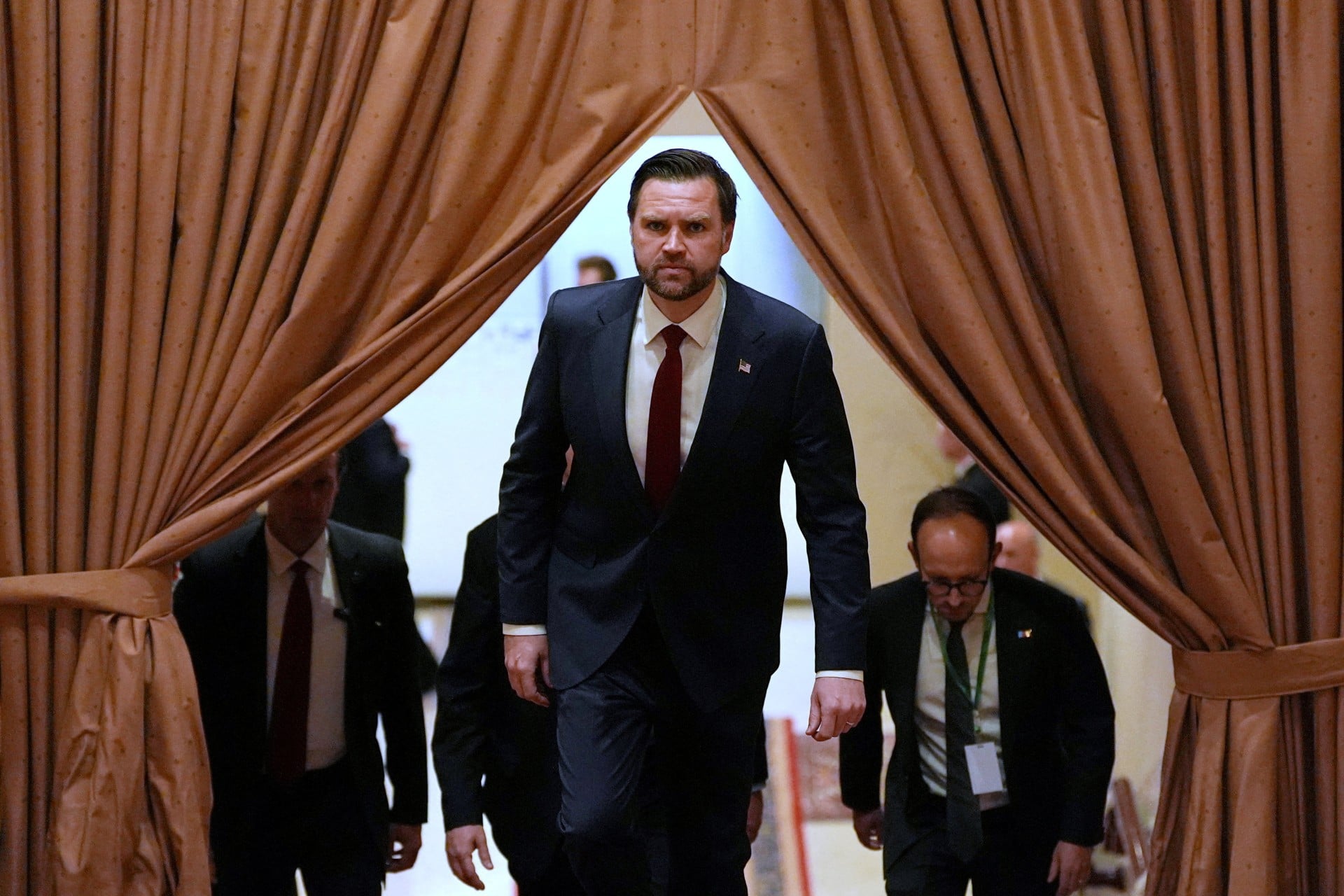 Το ταξίδι του Βανς για τις ειρηνευτικές συνομιλίες με το Ιράν αναβάλλεται