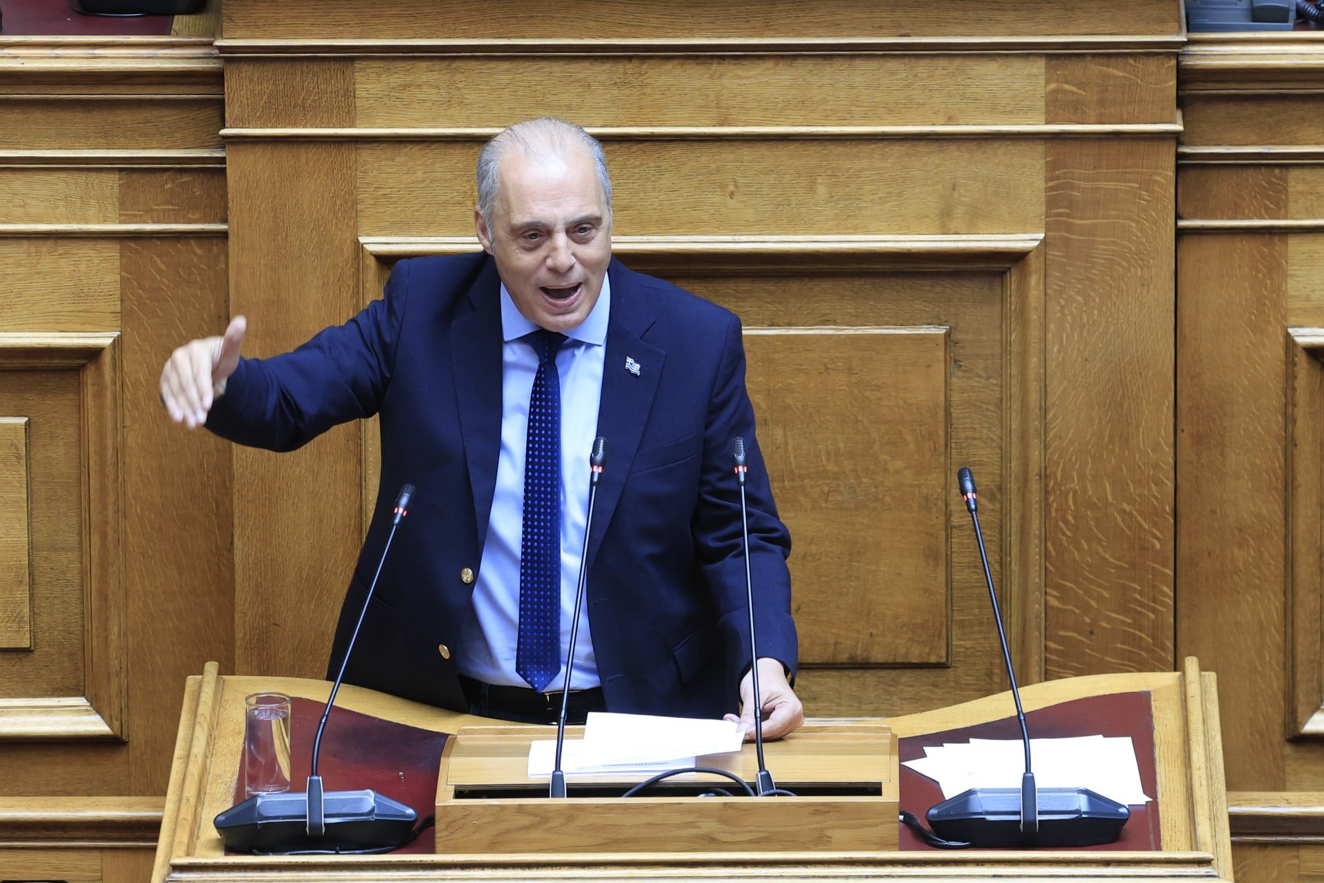 Η κυβέρνηση μοιράζει λεφτά από την υπερφορολόγηση