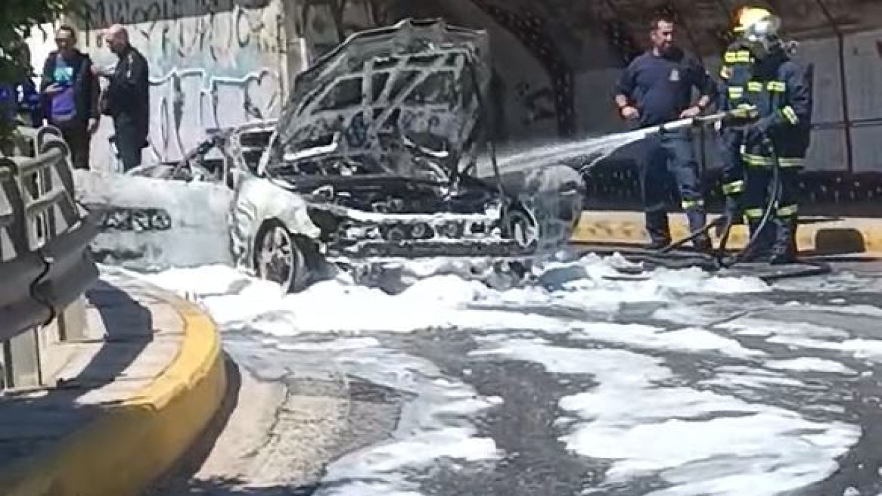 Νέο Φάληρο: Αυτοκίνητο τυλίχθηκε στις φλόγες