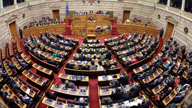 Σκάνδαλα σωρό οπότε το χαρτζιλίκι που δίνει για την κρίση μικρό, τους φταίει η Κοβέσι, γιατί αποκαλύπτει της λαμογιάς το «φέσι»
