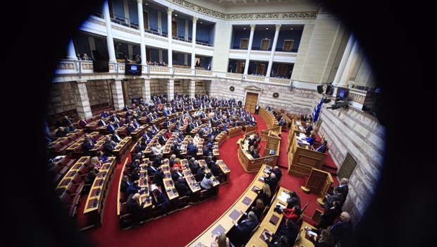 Πέντε υπογραφές, αλλά μια ντουζίνα τα πρόθυμα γαλάζια στυλό να μουτζουρώσουνε του Μητσοτάκη το κράτος το επιτελικό