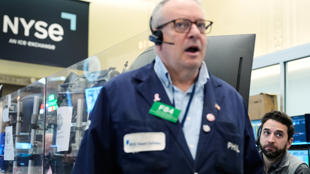 Η Wall Street πλησιάζει τα ιστορικά υψηλά, όσο υποχωρούν οι τιμές του πετρελαίου