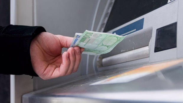 Πλεόνασμα μοιράζουν, τα σκάνδαλα όμως είναι πολλά, πώς θα τα σκεπάσουν;