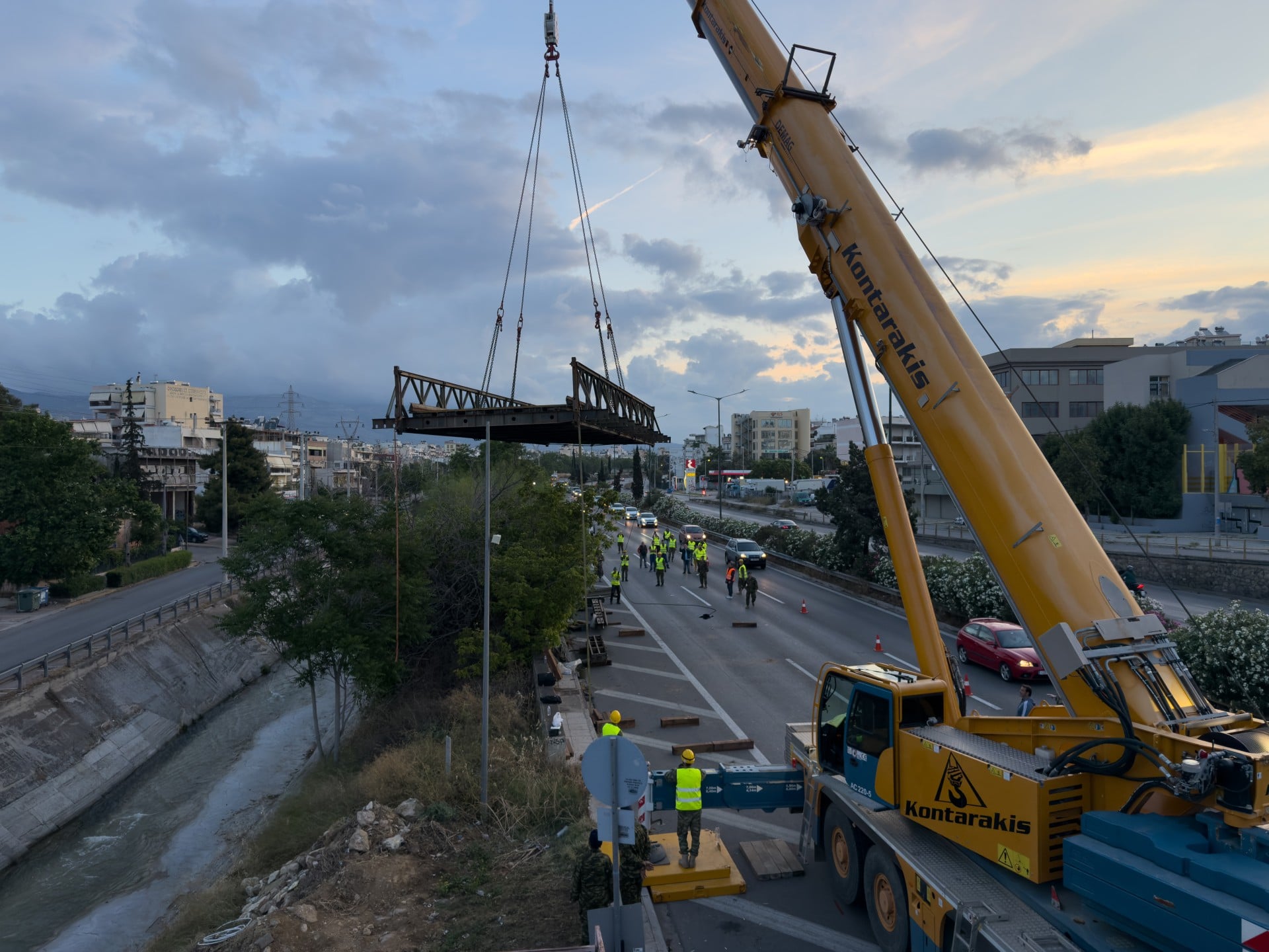 Τοποθέτηση πεζογέφυρας από τον Στρατό για ζεύξη του Κηφισού