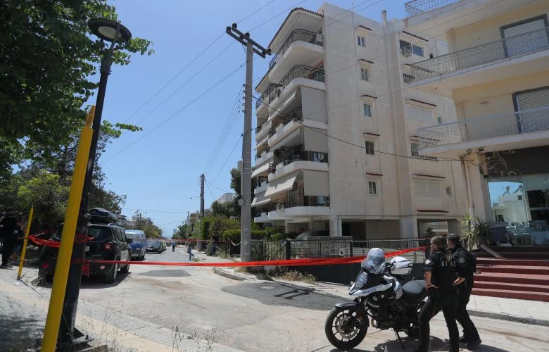 Η στιγμή που πέφτουν στο κενό οι δύο 17χρονες στην Ηλιούπολη και τις βλέπει γείτονας – News.gr
