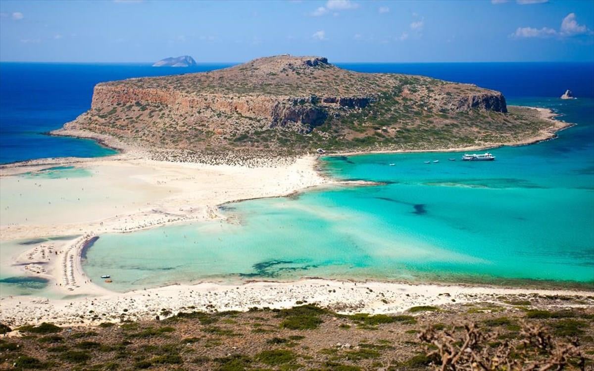 Με 154 Γαλάζιες Σημαίες η Κρήτη διατηρεί την πρωτιά στις βραβευμένες ακτές το 2026