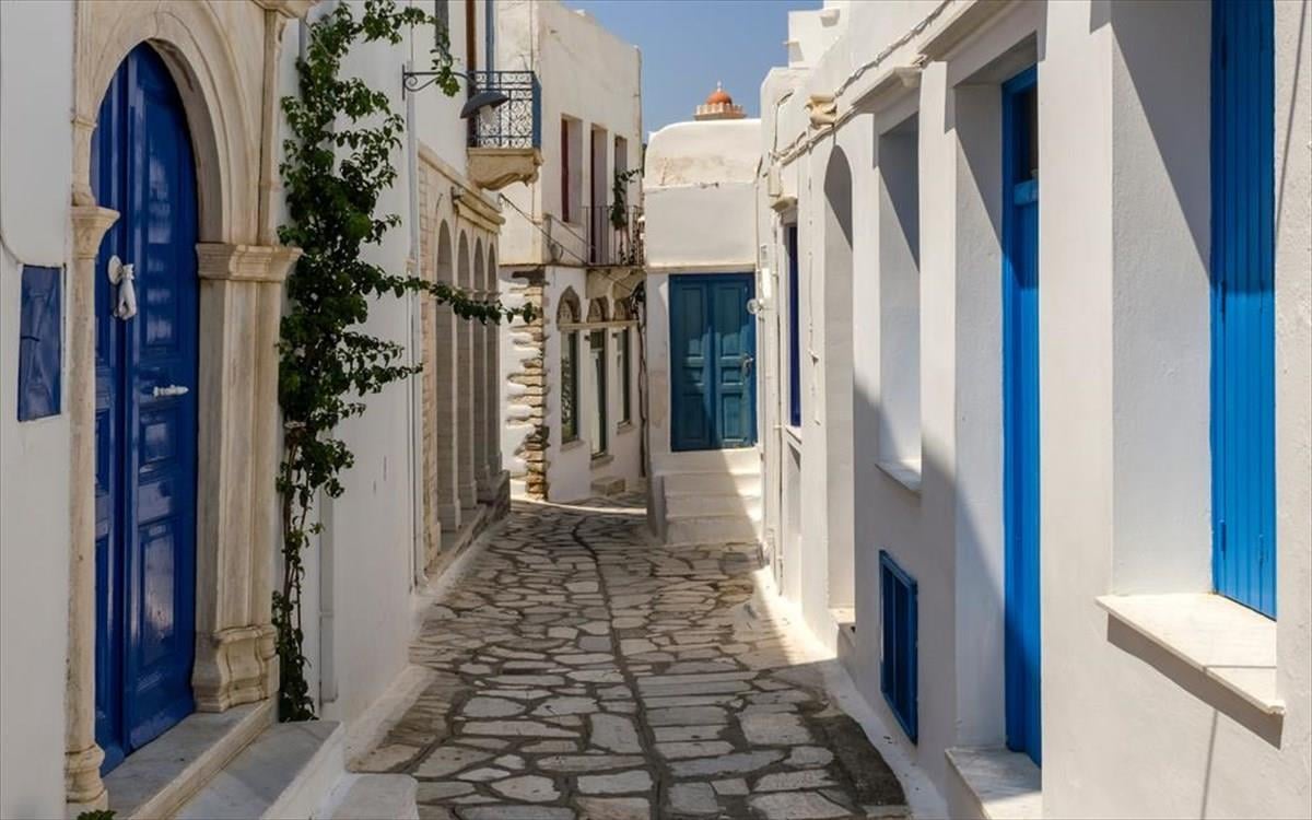 Only one in two Greeks plan to go on vacation this year