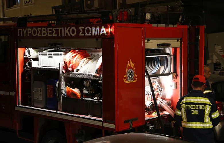 Έπιασε φωτιά τριώροφο στο Ωραιόκαστρο Θεσσαλονίκης – Αστυνομικοί απεγκλώβισαν μητέρα με τα τρία παιδιά της