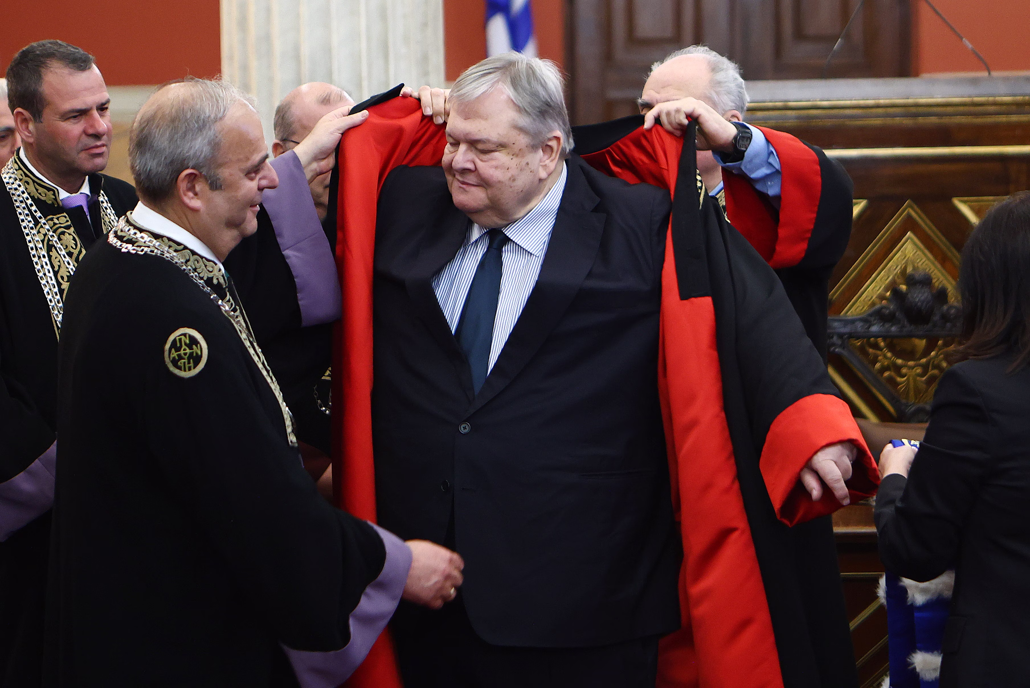 Επίτιμος διδάκτορας του ΕΚΠΑ αναγορεύτηκε ο Ευάγγελος Βενιζέλος - Τι είπε στην ομιλία του, ηχηρές παρουσίες (video)