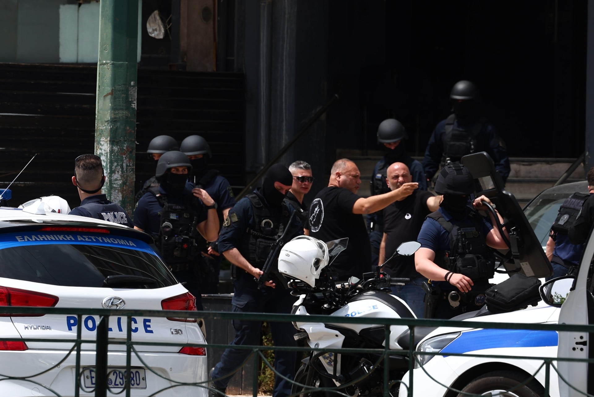 Καλλιθέα: Πυροβολισμοί έξω από μπαρ – Μία τραυματίας