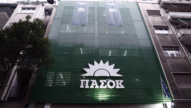 ΠΑΣΟΚ: Ο «διμέτωπος» του Ανδρουλάκη κατά Μητσοτάκη και Τσίπρα και οι δημοσκοπήσεις