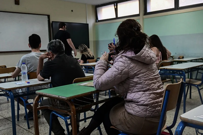 Αποδοχή από τους γονείς, κοινωνικότητα, και μείωση του χρόνου στις οθόνες, για τη διαχείριση του άγχους των εξετάσεων