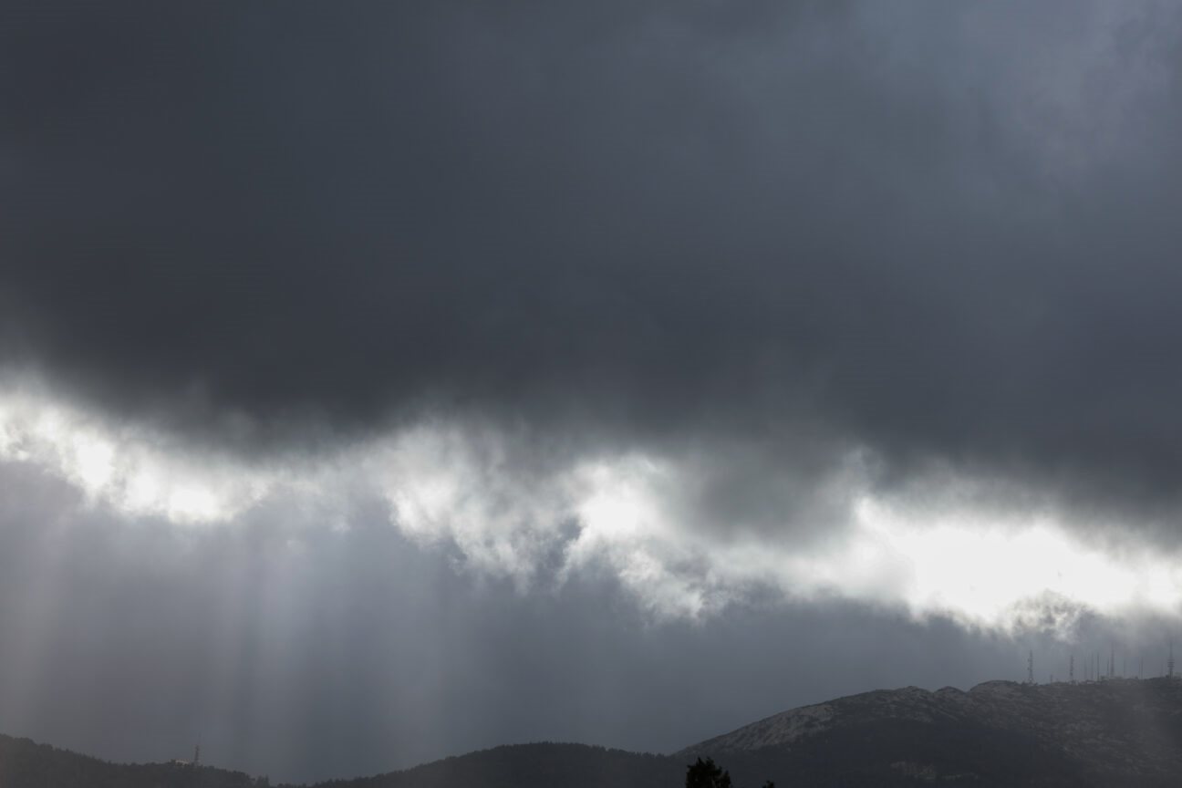 Τοπικές βροχές στις περισσότερες περιοχές, αμετάβλητη θερμοκρασία