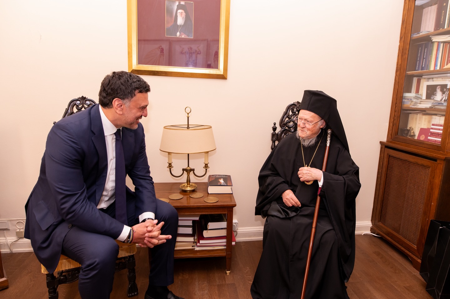 Συνάντηση Κικίλια με τον Οικουμενικό Πατριάρχη Bαρθολομαίο - «Μήνυμα ενότητας σε περίοδο διεθνών προκλήσεων»