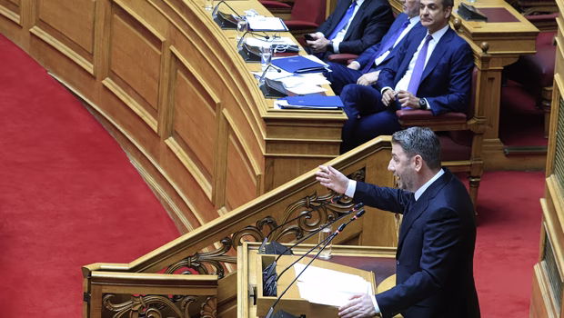 Στα «άκρα» η σύγκρουση ΠΑΣΟΚ-ΝΔ - Ανεβαίνουν τα ντεσιμπέλ με το βλέμμα στις κάλπες