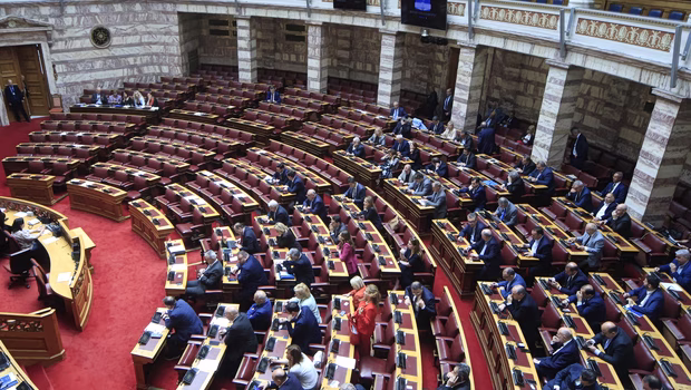 Υποκλοπές: Σφοδρή πολιτική αντιπαράθεση - Πυρά αντιπολίτευσης στην κυβέρνηση μετά το «μπάζωμα» της εξεταστικής