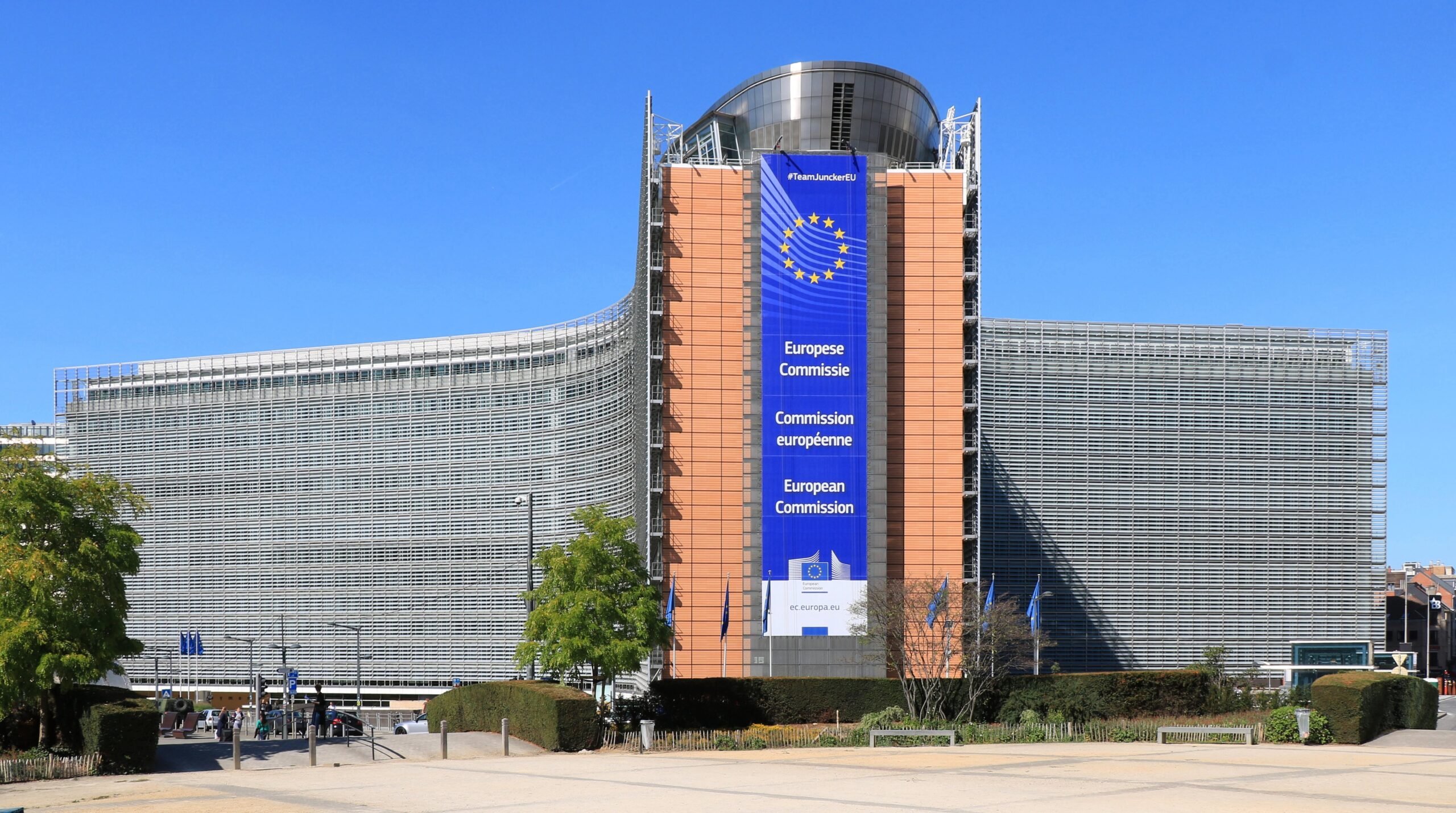 Κινδύνους για την ελληνική οικονομία βλέπει η Κομισιόν