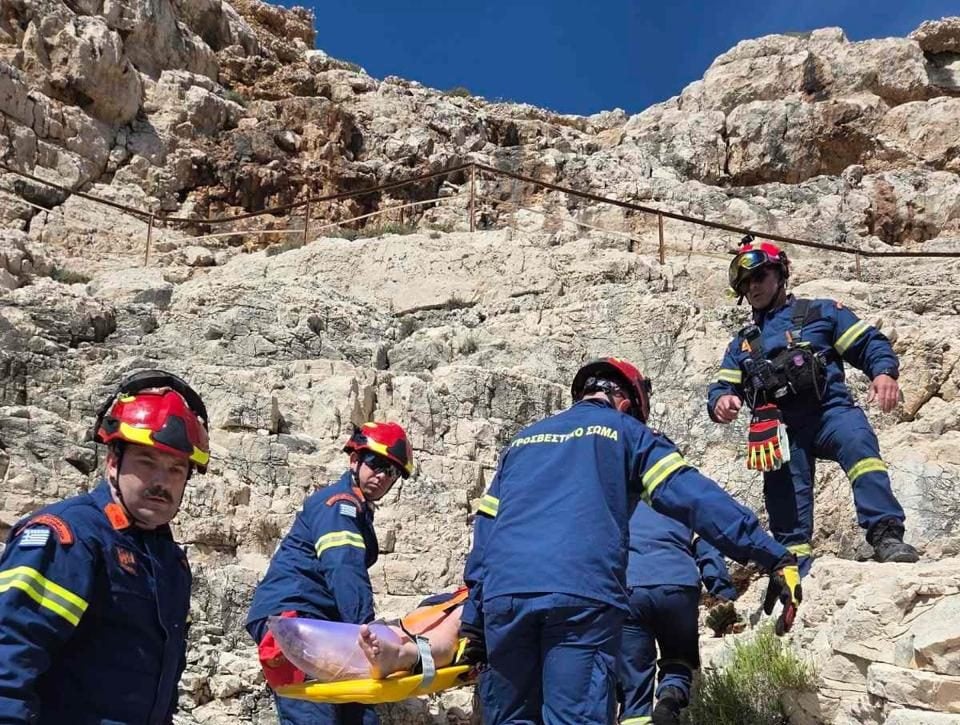Ζάκυνθος: Επιχείρηση διάσωσης τραυματία από πτώση σε δύσβατο σημείο.