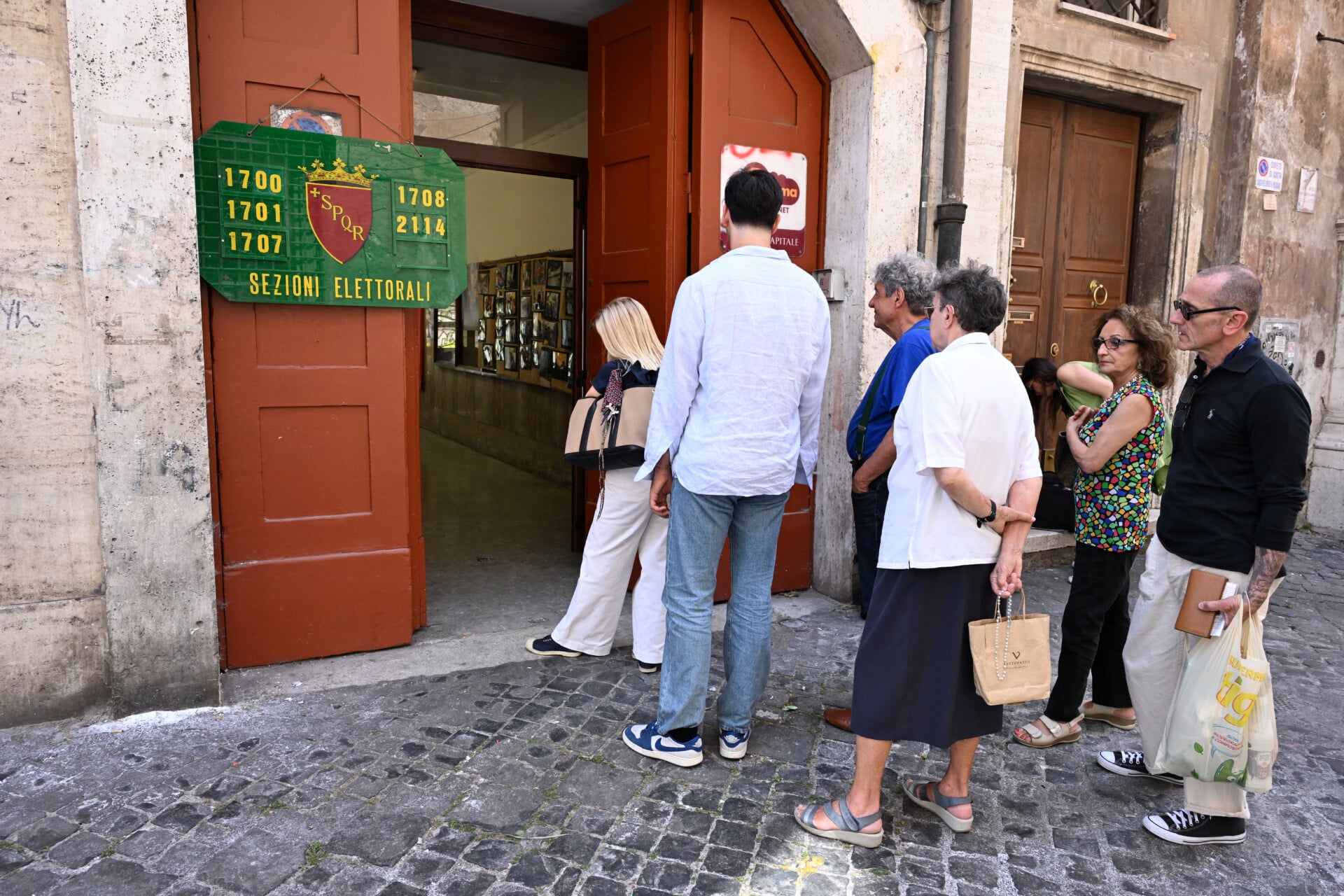 Εκλογές σε 894 δήμους της χώρας- Σαφές προβάδισμα της κεντροδεξιάς στη Βενετία
